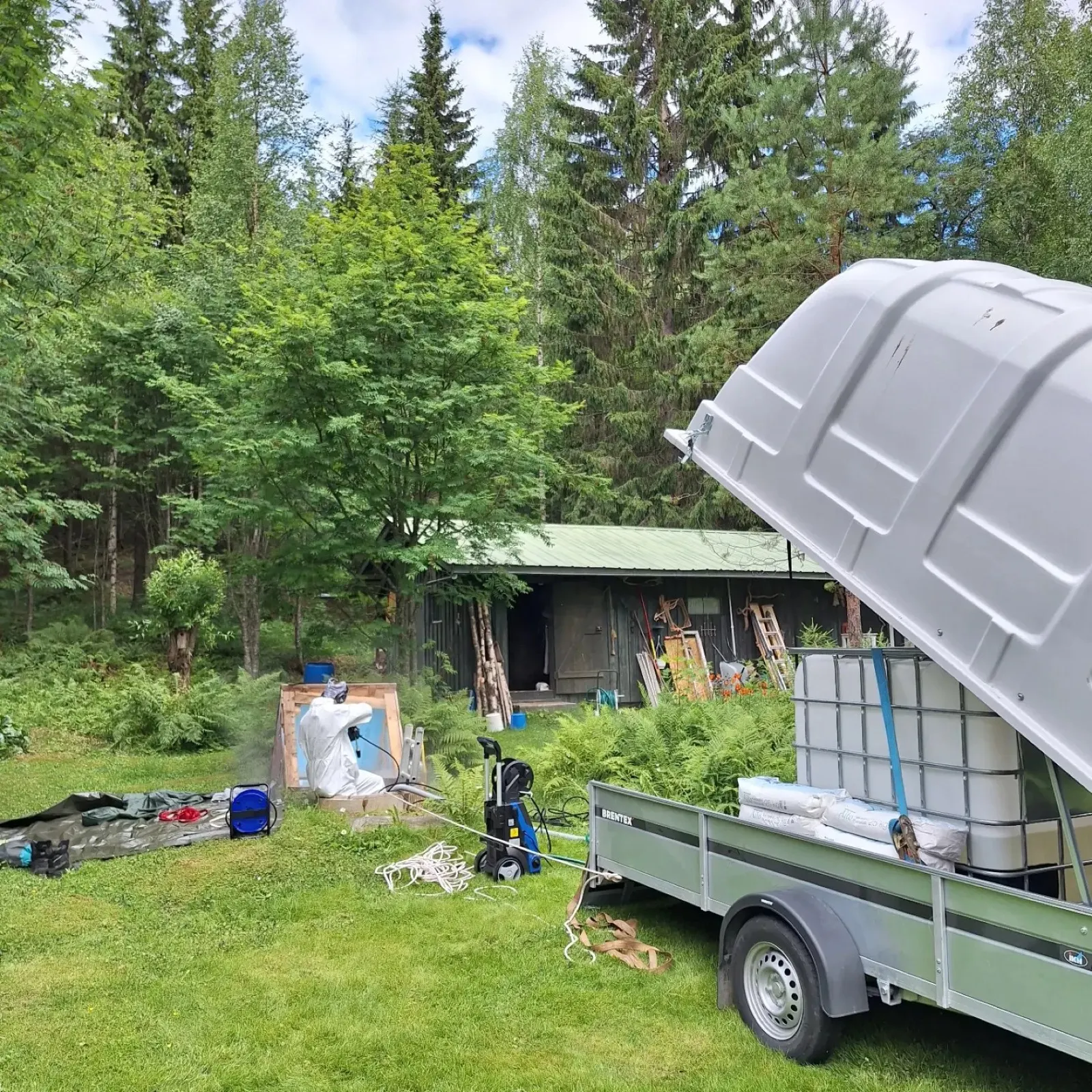 Kaivohuollon kalusto peräkärryssä pihalla