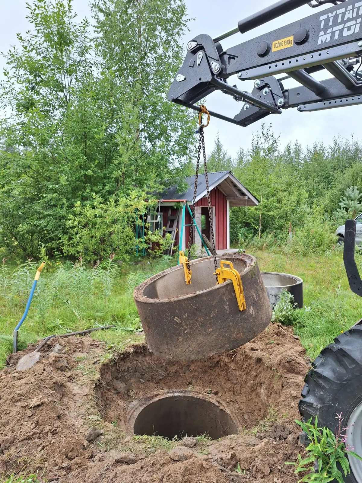 Kaivonrengasta nostetaan paikalleen